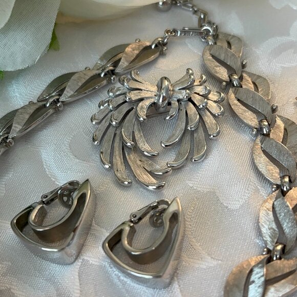 CROWN TRIFARI NECKLACE, BROOCH & EARRING COLLECTION - Picture 3 of 11